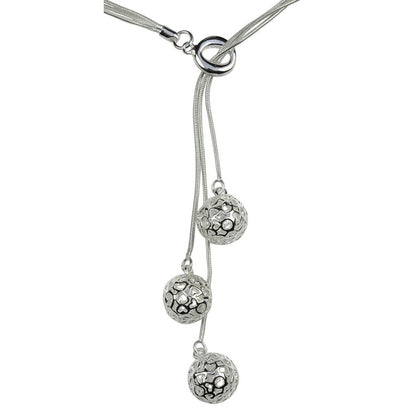 Detail van verzilverde ketting met 3 kettingen met bolletje met hartjes motief | Silver Ball