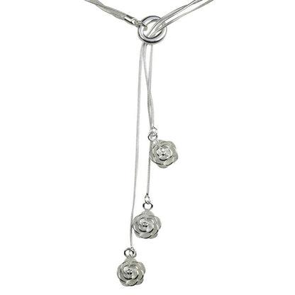 Detail van verzilverde ketting met hanger met bloemetjes | Silver Flower