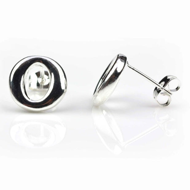 Verzilverde oorknoppen in vorm van O voor en zijaanzicht | Silver O