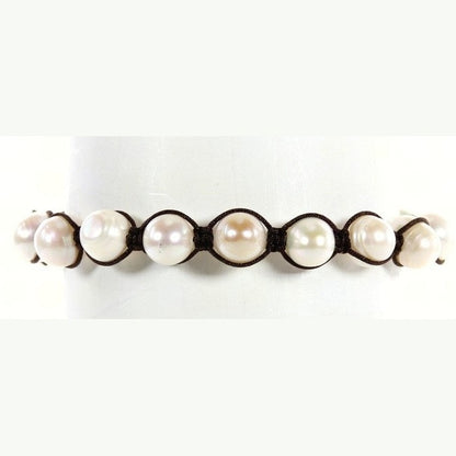 Wit handgeknoopt zoetwater parel armband met schuif sluiting op display | Sambala White Pearl