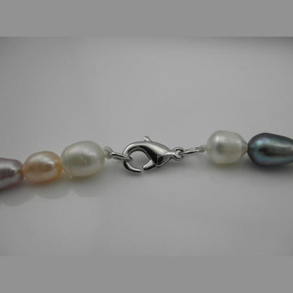 Slotje van handgeknoopt zoetwater parel armband met wit, zalm, roze en grijs blauwe parels en sterling zilver (925) | Sheila