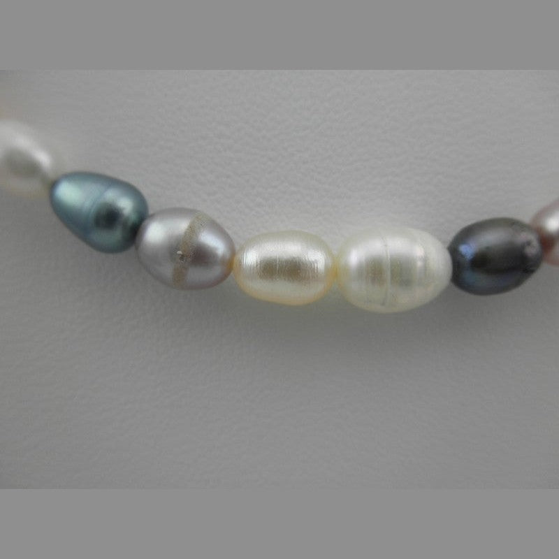 Detail van handgeknoopt zoetwater parel armband met wit, zalm, roze en grijs blauwe parels en sterling zilver (925) | Sheila