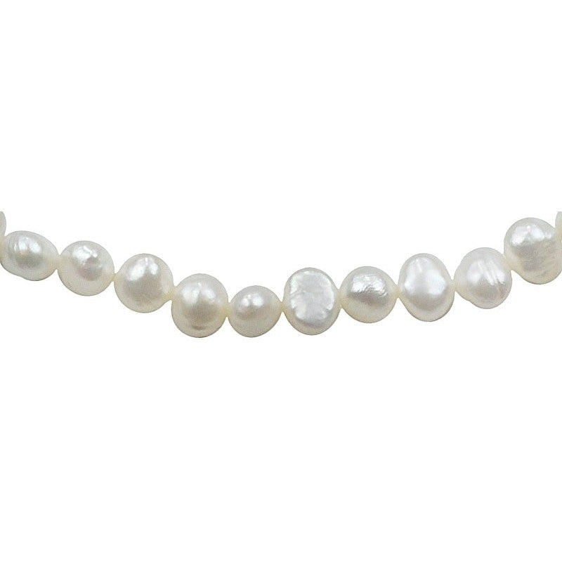 Detail van wit zoetwater parel armband, elastisch | Wealca