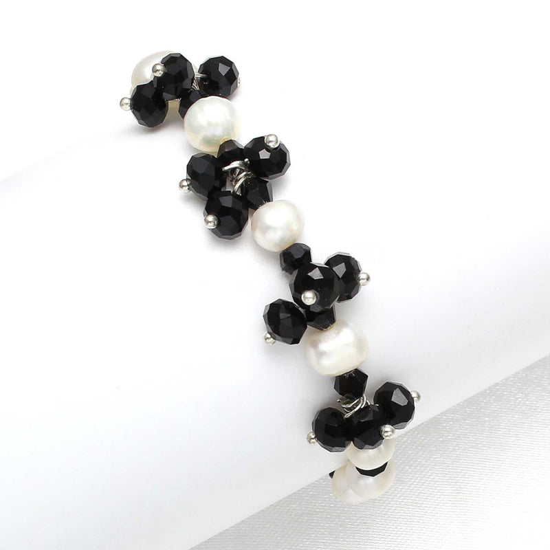 Wit zoetwater parel armband met zwart facet geslepen kristallen op display | Pearl Black Crystal