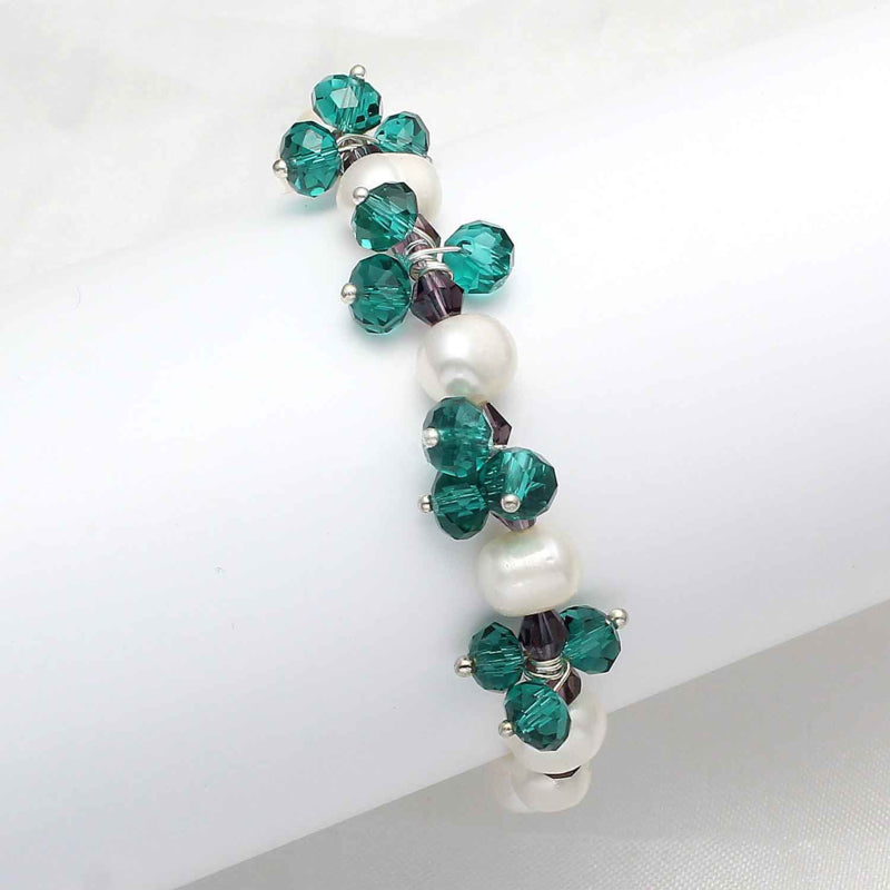 Wit zoetwater parel armband met groene en oud roze facet geslepen kristallen op display | Pearl green Crystal