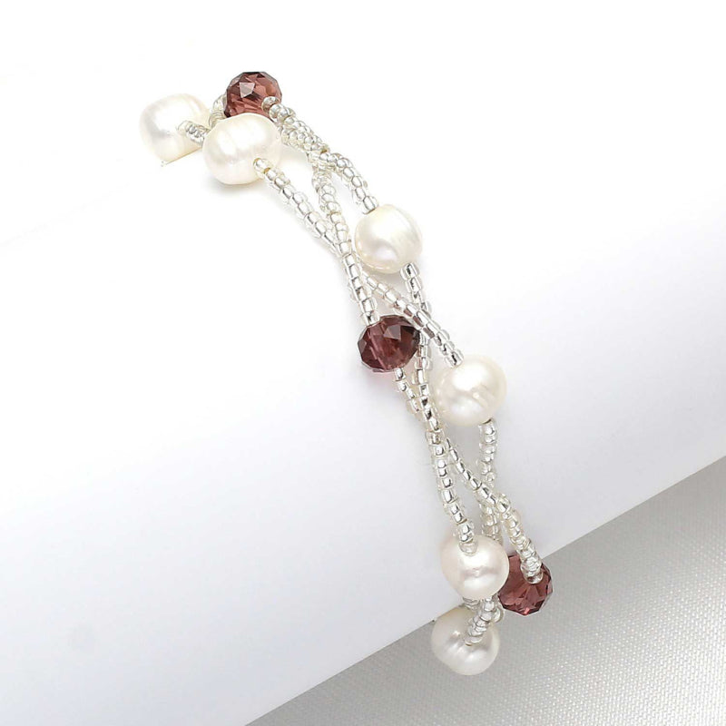 Wit zoetwater parel armband met oud roze facet geslepen kristallen en magneetslotje op display | Twine Pearl Purple Crystal