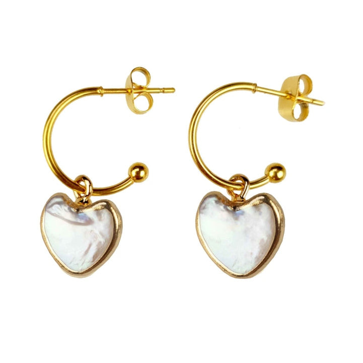 Zoetwater parel oorringen met wit parel hart en goud edelstaal | Golden Hope 15 mm Heart White Pearl