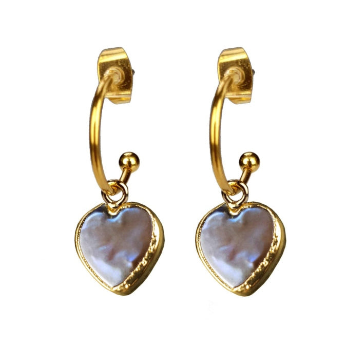 Zoetwater parel oorringen met bruin parel hart en goud edelstaal, vooraanzicht | Golden Hope 15 mm Heart Brown Pearl