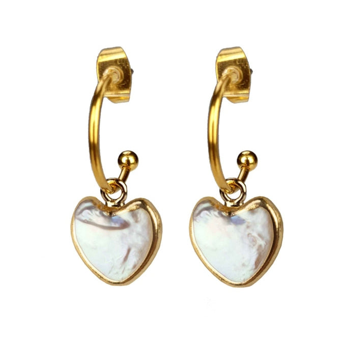 Zoetwater parel oorringen met wit parel hart en goud edelstaal, vooraanzicht | Golden Hope 15 mm Heart White Pearl