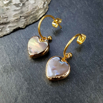 Zoetwater parel oorringen met bruin parel hart en goud edelstaal liggend op leisteen | Golden Hope 15 mm Heart Brown Pearl