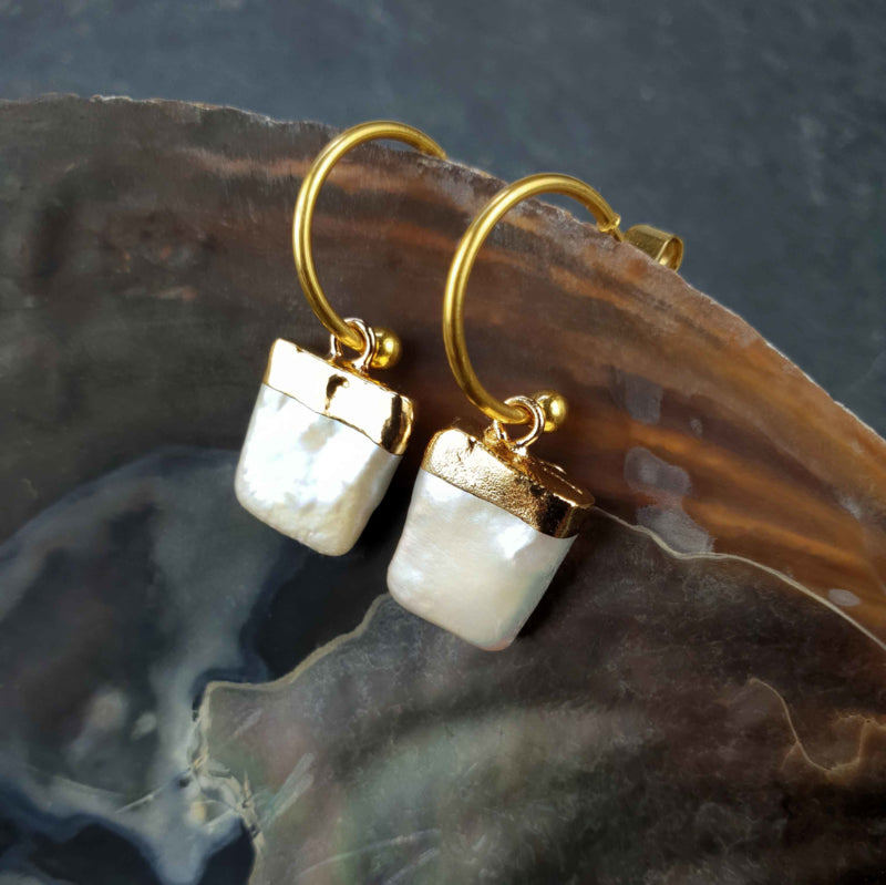 Zoetwater parel oorringen met witte vierkante parels en goud edelstaal hangend in schelp | Golden Hope 15 mm Square White Pearl