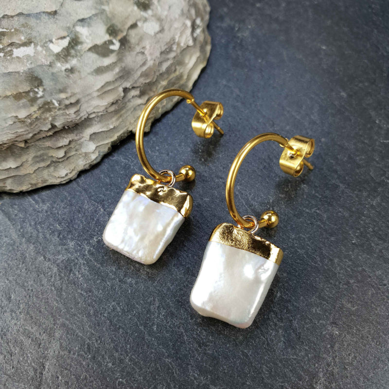 Zoetwater parel oorringen met witte vierkante parels en goud edelstaal liggend op leisteen | Golden Hope 15 mm Square White Pearl