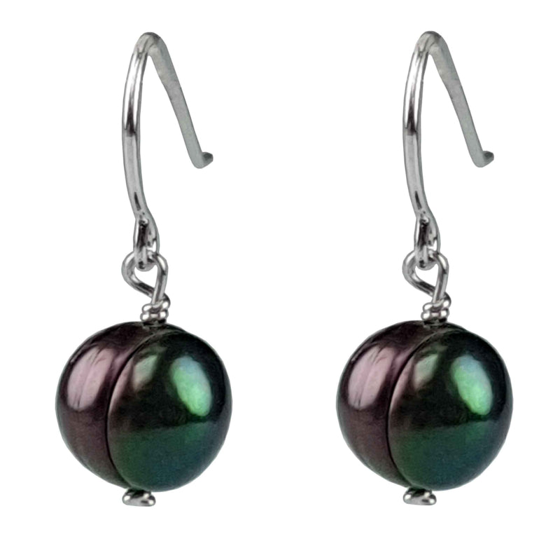 Petroleum kleurige zoetwater parel oorbellen met gerhodineerd zilveren oorbelhaakjes | Peacoin