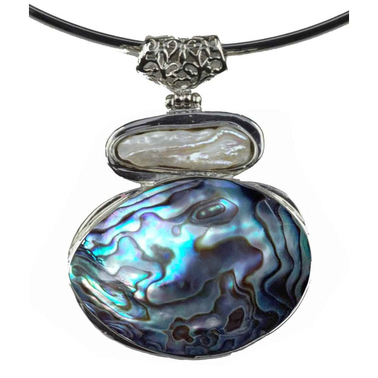 Detail van zoetwater parelketting met abaloon hanger | Biwa Abalone