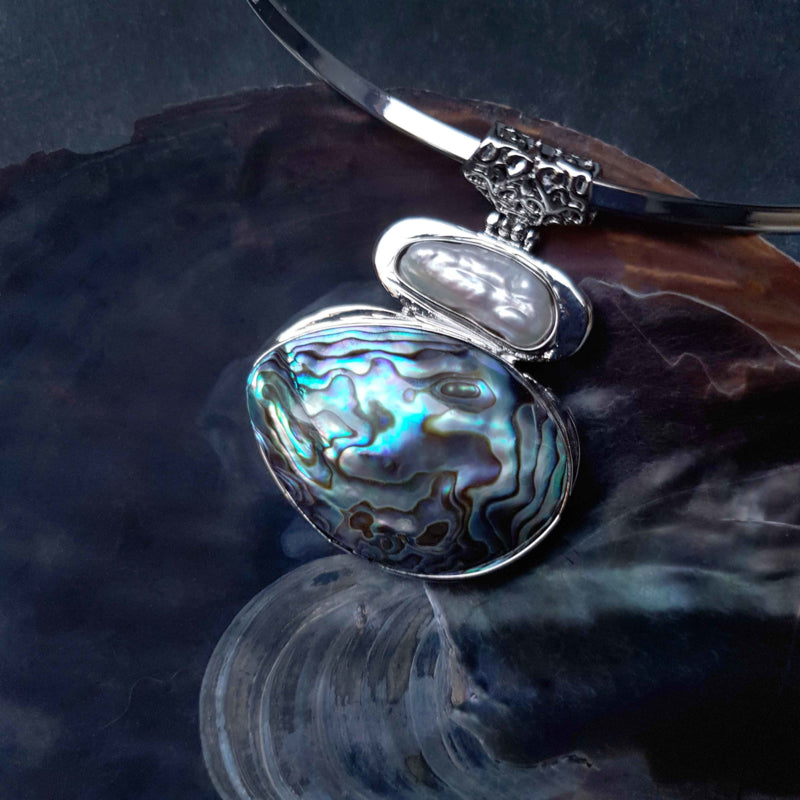 Detail van zoetwater parelketting met abaloon hanger liggend in schelp | Biwa Abalone