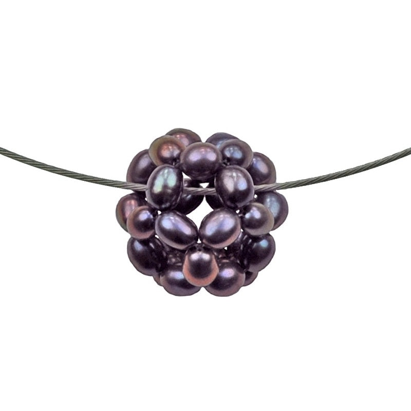 Zoetwater parelketting met paars blauwe parels in bol hangend aan spang | Black Ball