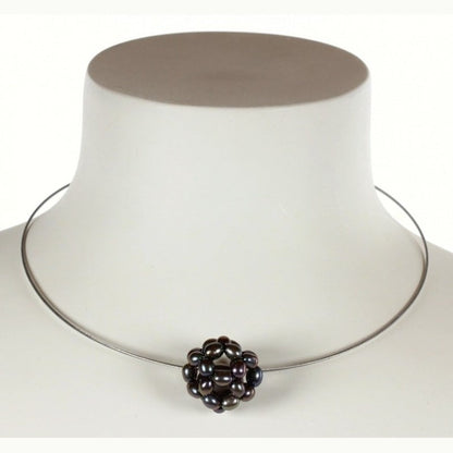 Zoetwater parelketting met paars blauwe parels in bol hangend aan spang op buste | Black Ball