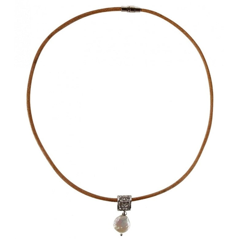 Zoetwater parelketting met witte parel hanger en stras steentjes en bruin leer | Bling Coin White