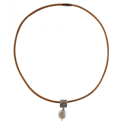 Zoetwater parelketting met witte parel hanger en stras steentjes en bruin leer | Bling Coin White