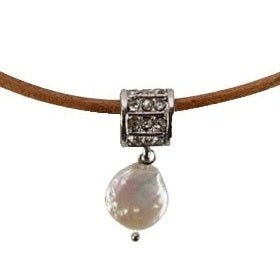 Detail van zoetwater parelketting met witte parel hanger en stras steentjes en bruin leer | Bling Coin White