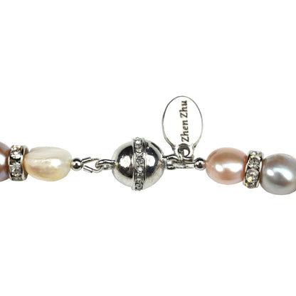 Magneetslotje van zoetwater parelketting met witte, roze en zalmkleurige parels en  stras steentjes | Bling Pearl Soft Colors