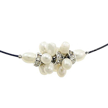 Detail van zoetwater parelketting met witte parels met stras steentjes aan zwarte spang | Bling White Ball