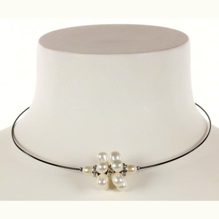 Zoetwater parelketting met witte parels met stras steentjes aan zwarte spang op buste | Bling White Ball