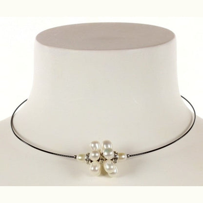 Zoetwater parelketting met witte parels met stras steentjes aan zwarte spang op buste | Bling White Ball