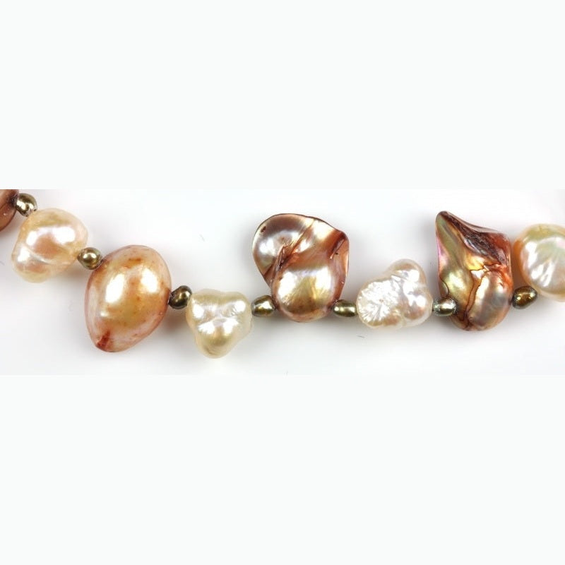 Detail van zoetwater parelketting met bruine en zalm roze parels | Brown Lady