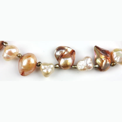 Detail van zoetwater parelketting met bruine en zalm roze parels | Brown Lady