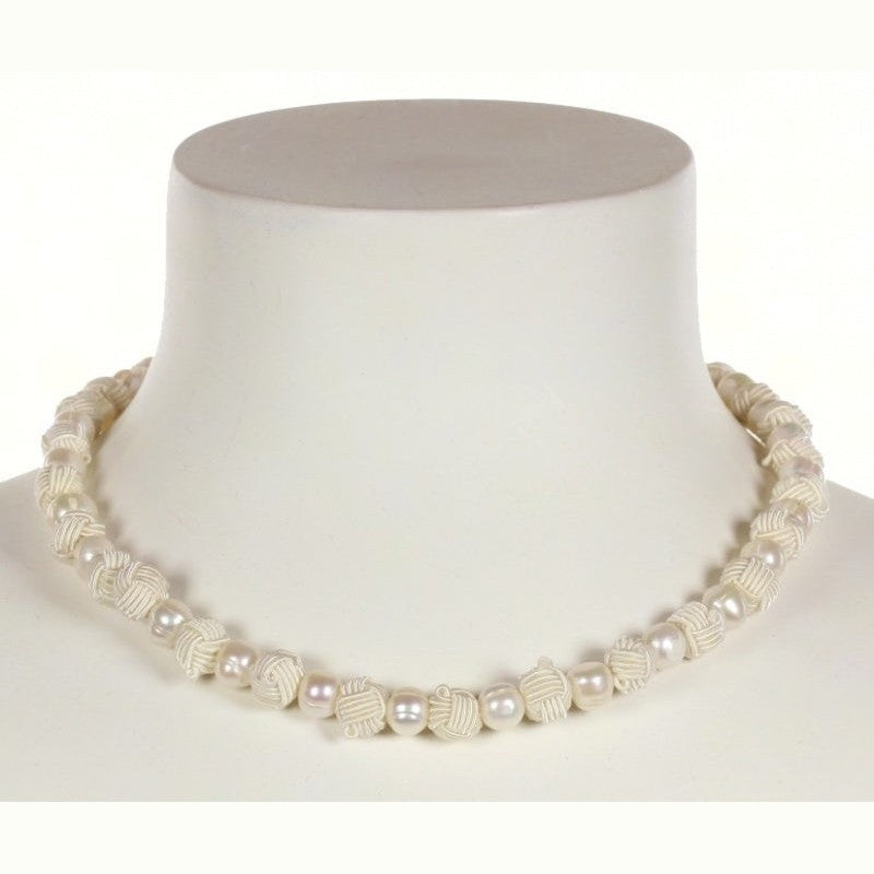 Zoetwater parelketting met witte parels, Chinese knopen en gerhodineerd zilver op buste | Chiwa