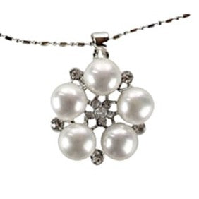 Detail van zoetwater parelketting met witte parel hanger in bloem vorm met stras steentjes | Flower Bling