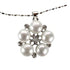 Detail van zoetwater parelketting met witte parel hanger in bloem vorm met stras steentjes | Flower Bling