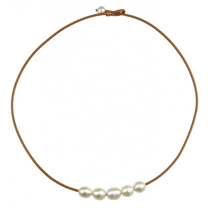 Witte parelketting met 6 parels en echt licht bruin leer | Joanne