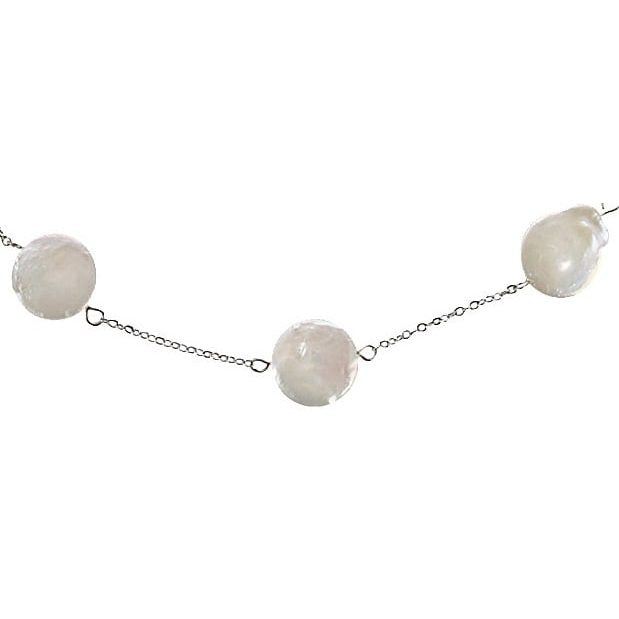 Detail van zoetwater parelketting met grote witte parels | Marleen