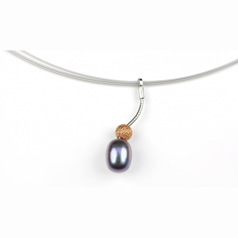 Detail van korte zoetwater parelketting met paars blauwe parel hanger | Neri