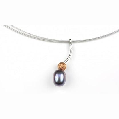 Detail van korte zoetwater parelketting met paars blauwe parel hanger | Neri