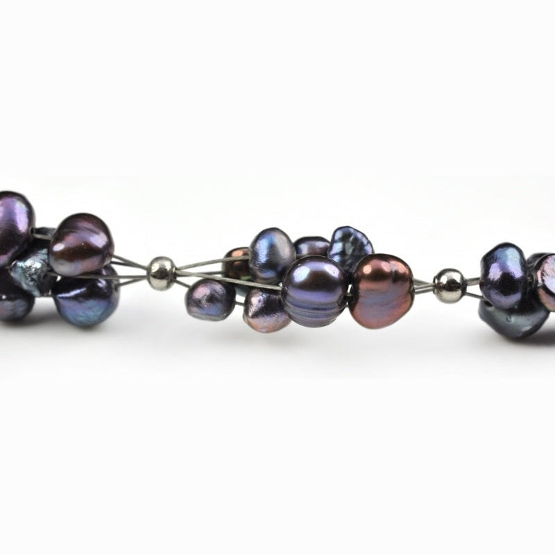 Detail van zoetwater parelketting met paars blauwe parels en sterling zilver (925) | Patty