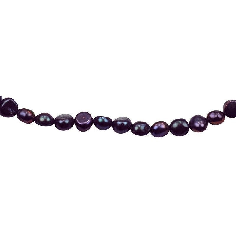 Detail van blauw paarse zoetwater parelketting met gerhodineerd zilveren slotje | Pealca
