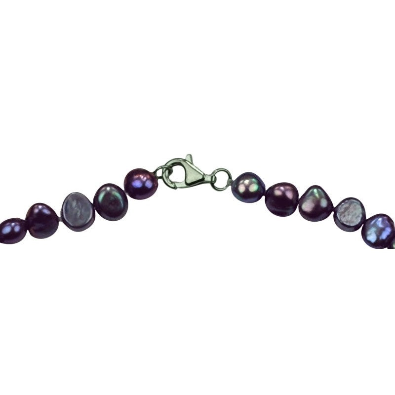 Detail van blauw paarse zoetwater parelketting met gerhodineerd zilveren slotje | Pealca