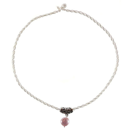 Zoetwater parelketting met roze parel hanger aan wit satijnen koord | Pink Coin White Cord