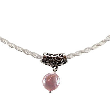 Detail van zoetwater parelketting met roze parel hanger aan wit satijnen koord | Pink Coin White Cord