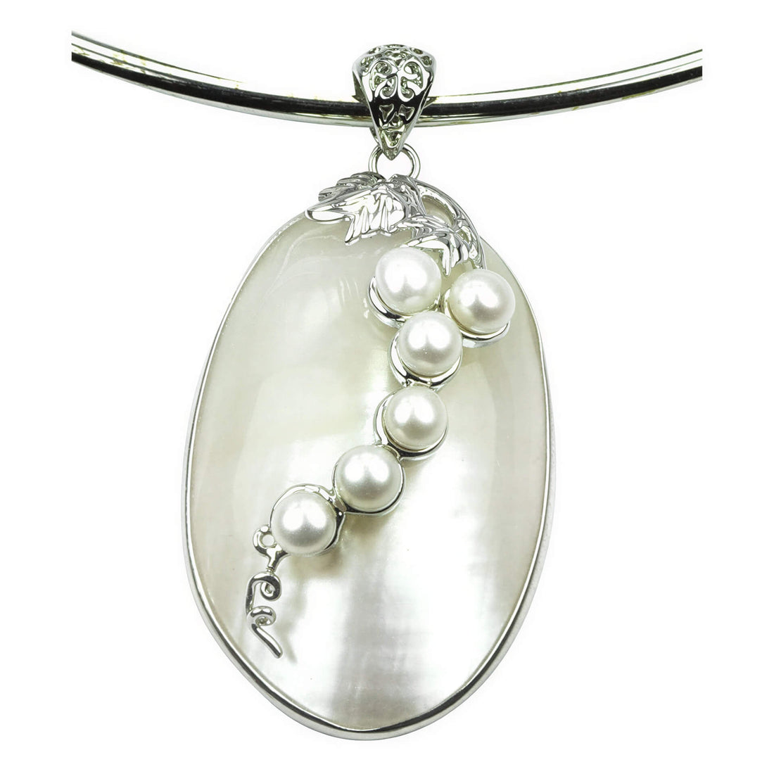 Detail van korte zoetwater parelketting met witte parels en een witte schelp | Shell Pearl Grape
