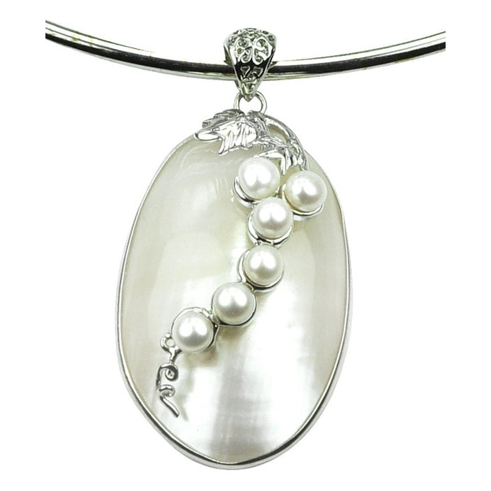 Detail van korte zoetwater parelketting met witte parels en een witte schelp | Shell Pearl Grape