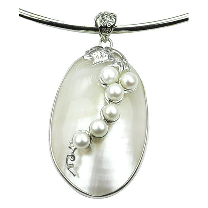 Detail van korte zoetwater parelketting met witte parels en een witte schelp | Shell Pearl Grape