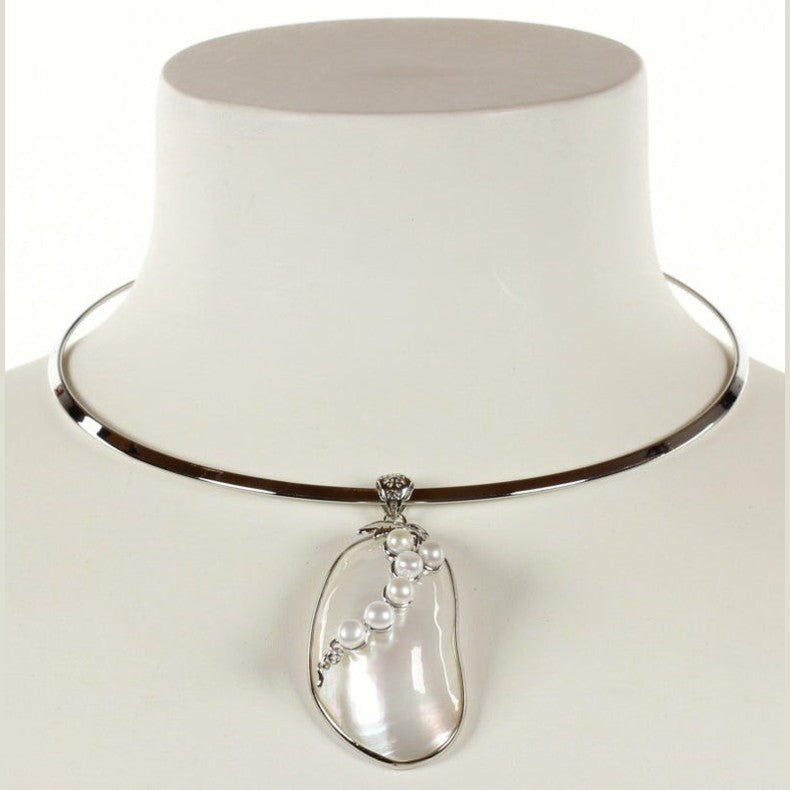 Korte zoetwater parelketting met witte parels en een witte schelp op buste | Shell Pearl Grape