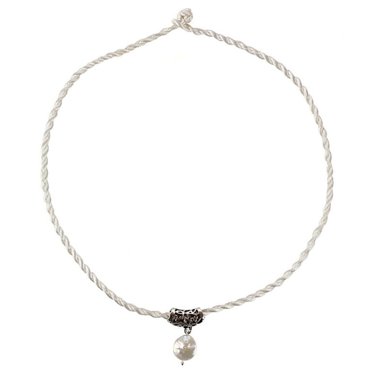 Zoetwater parelketting met witte parel hanger aan satijnen koord | White Coin White Cord
