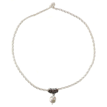 Zoetwater parelketting met witte parel hanger aan satijnen koord | White Coin White Cord