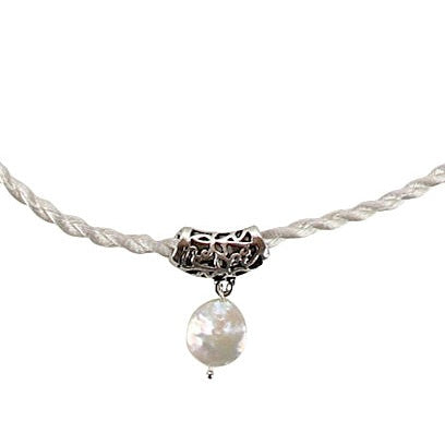 Detail van zoetwater parelketting met witte parel hanger aan satijnen koord | White Coin White Cord