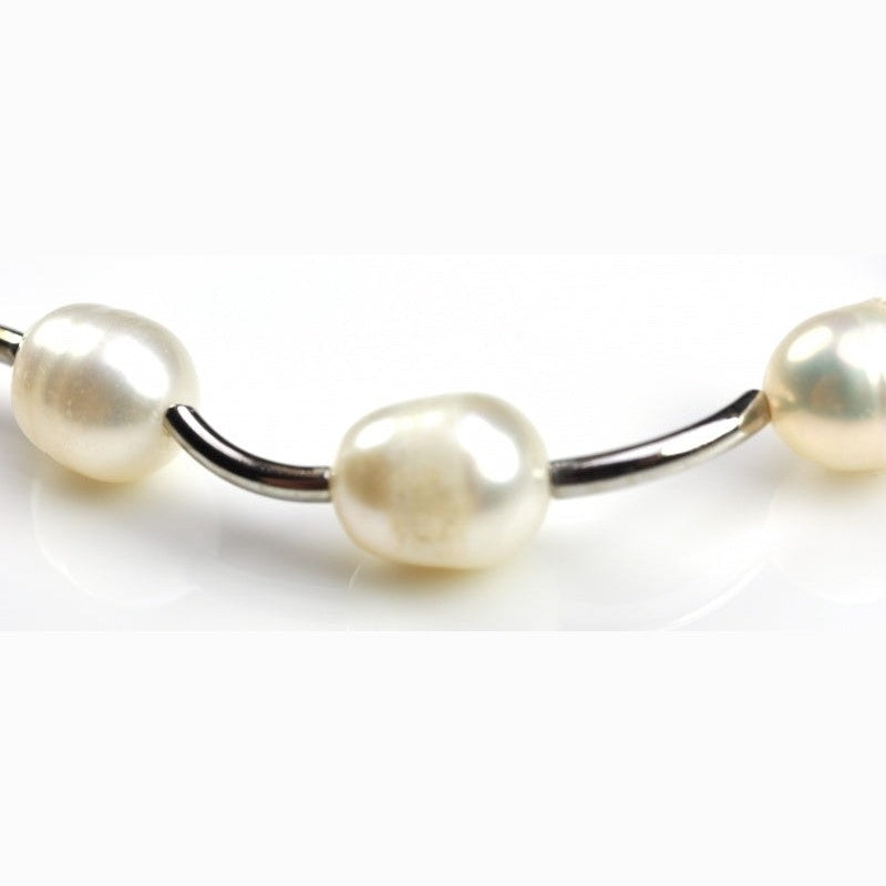 Detail van witte parelketting Wiande 